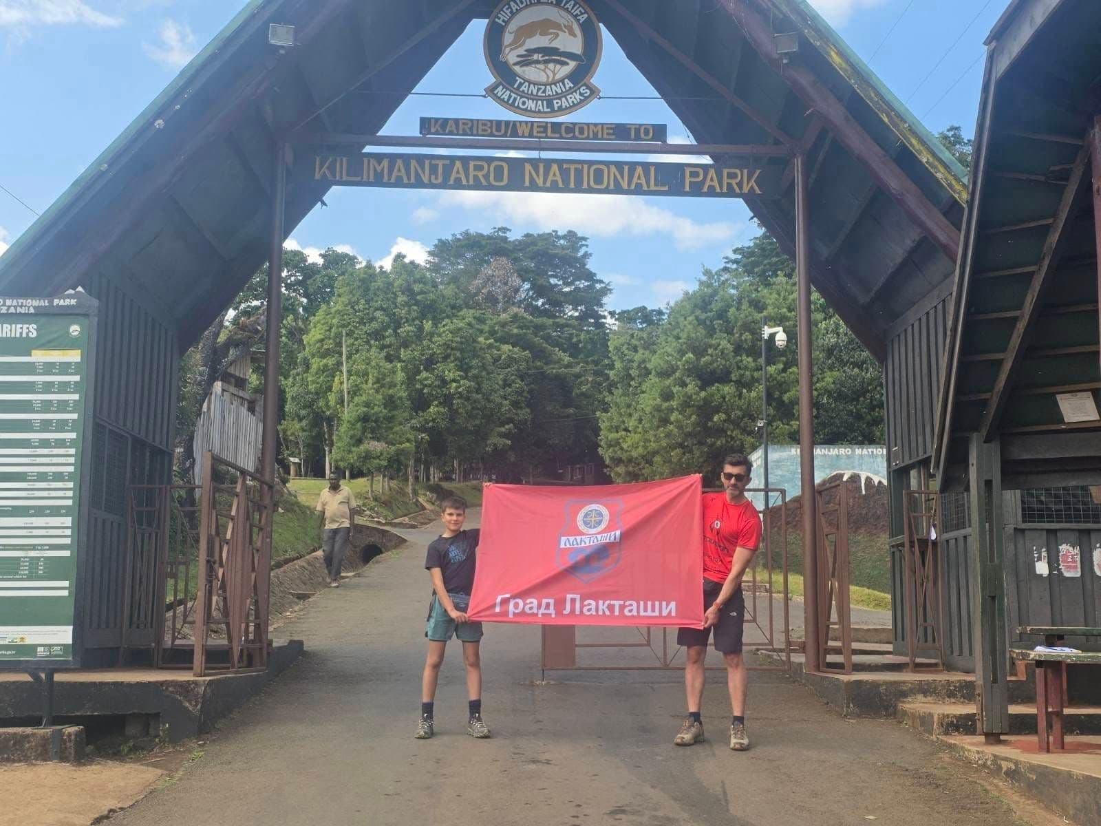 Zastava Laktaša na Kilimandžaru: Neven i Matej Boroja na vrhu Afrike, poduhvat posvetili Sergeju Stuparu