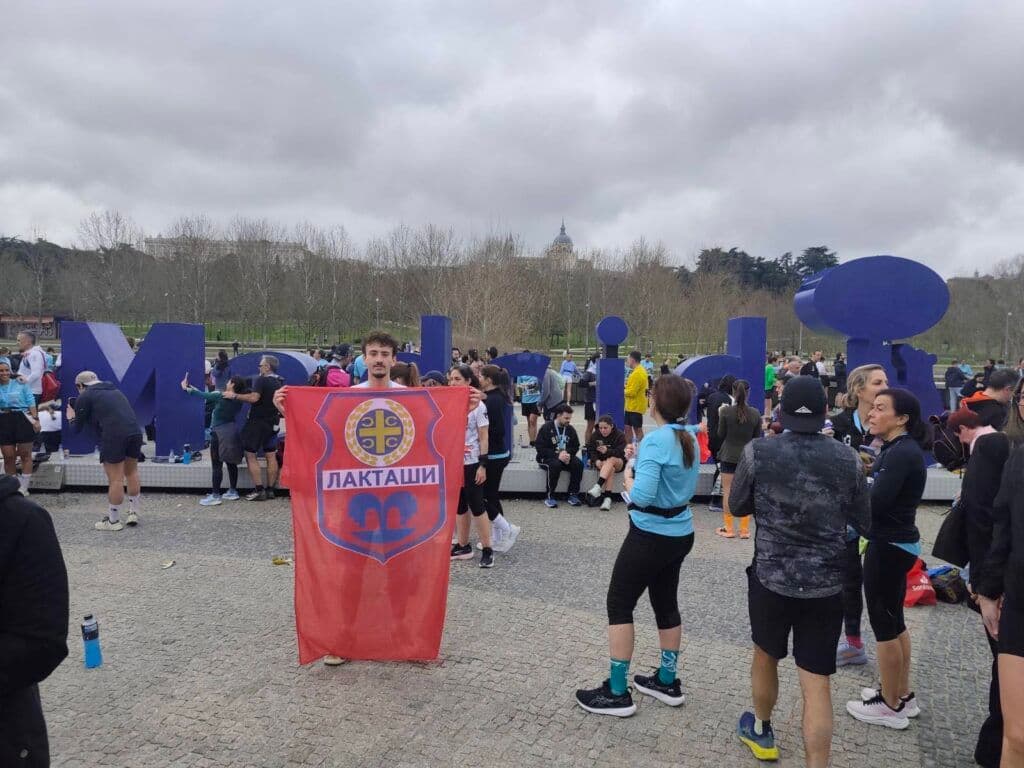 Ponos Laktaša u Madridu: Đorđe Savić istrčao maraton sa zastavom grada na leđima