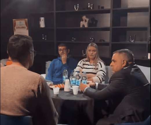 Gradonačelnik Laktaša Miroslav Bojić na sastanku sa predstavnicima pozorišta „Daske“ tokom razgovora o planovima razvoja i pripremama za 21. Internacionalni festival amaterskog teatra.